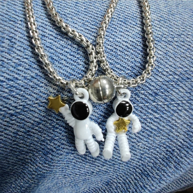 2Pcs Minimalist Lovers Matching Friendship Spaceman Astronaut Pendant Magnetic Distance Couple Necklace Jewelry Anniversary Gift