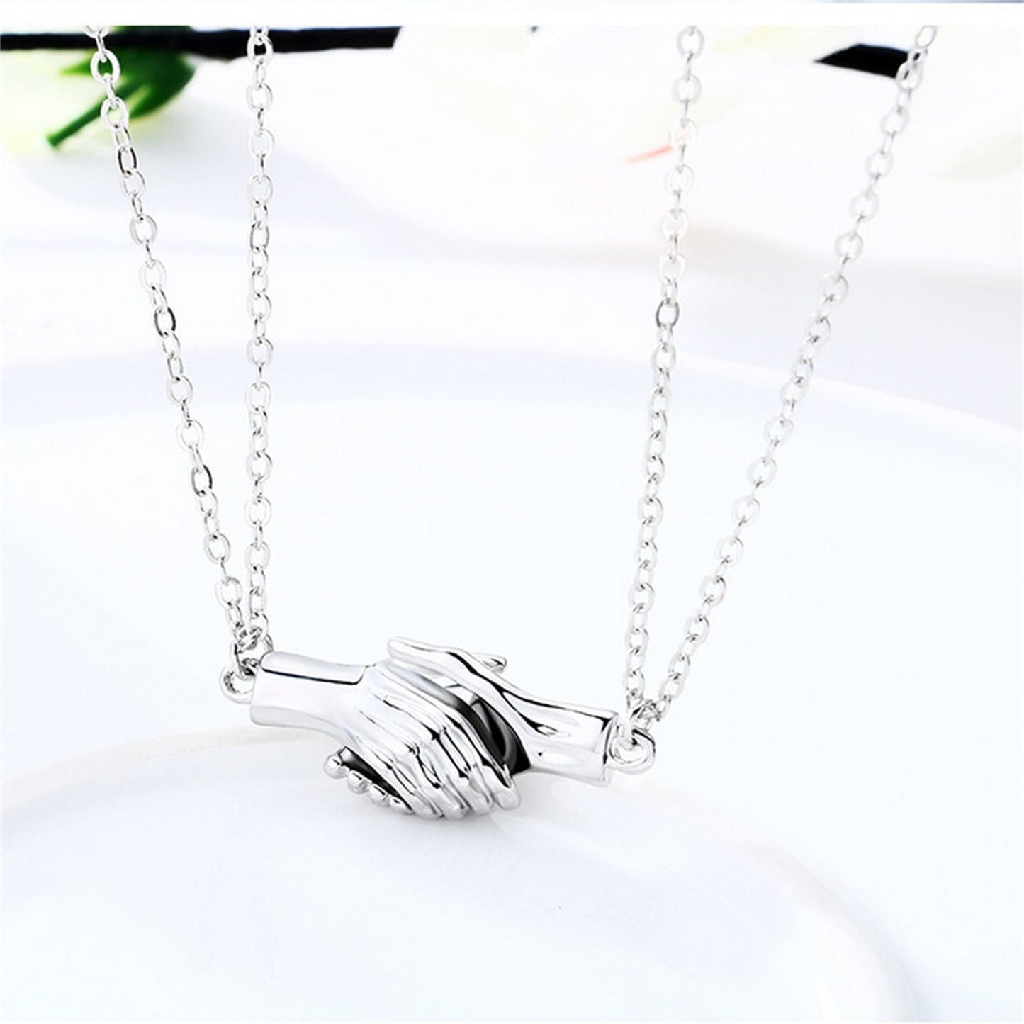 2 pieces of hand in hand magnetic couple necklace couple hand in hand pendant necklace ladies and men's fashion jewelry gifts